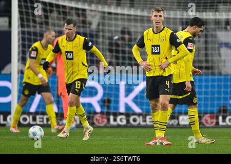 Francoforte, Germania. 17 gennaio 2025. I giocatori del Borussia Dortmund reagiscono dopo la prima partita di Bundesliga tra Eintracht Frankfurt e Borussia Dortmund a Francoforte, Germania, 17 gennaio 2025. Crediti: Ulrich Hufnagel/Xinhua/Alamy Live News Foto Stock