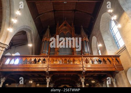 Bergen, Norvegia - 30 luglio 2024: Cattedrale medievale di Bergen (Domkirken) a Bergen, Norvegia Foto Stock