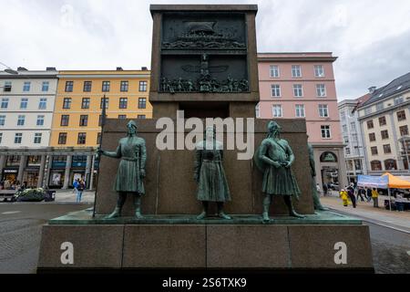 Bergen, Norvegia - 30 luglio 2024: Monumento ai marinai (Sjomannsmonumentet) situato in piazza Torgallmenningen, un tributo ai marinai della città di ogni epoca Foto Stock