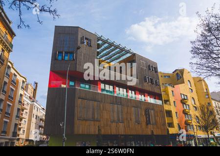Francia, Ile de France, Senna-Saint-Denis, Saint-Ouen. Facciata della Maison des Associations, Avenue Gabriel Peri Foto Stock