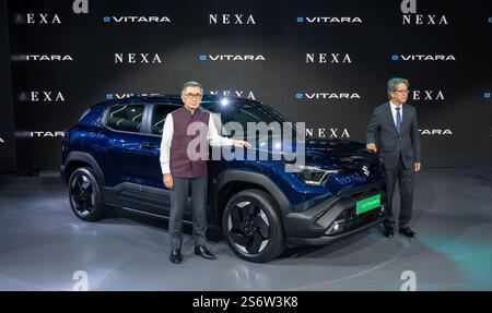 L) Toshihiro Suzuki, CEO di Suzuki Motor e (R) Hisashi Takeuchi Amministratore delegato di Maruti Suzuki in posa con Maruti Suzuki e-Vitara Electric SUV durante il Bharat Mobility Global Expo 2025 (Auto Expo 2025). Il Bharat Mobility Global Expo 2025 è un evento importante che illustra il futuro delle soluzioni di trasporto e mobilità in India. l'expo riunisce i principali innovatori, produttori, policy maker e stakeholder dell'ecosistema della mobilità globale. Offre una vasta gamma di mostre, tra cui veicoli elettrici (EV), sistemi di trasporto pubblico avanzati, soluzioni per città intelligenti, Foto Stock