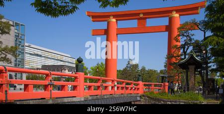 Giappone, Kyoto, Santuario Heian Jingu, Gran Torii Foto Stock