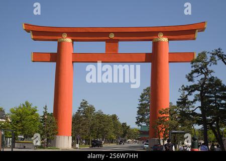 Giappone, Kyoto, Santuario Heian Jingu, Gran Torii Foto Stock