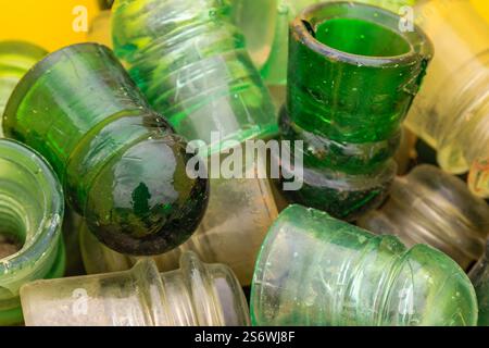 Una pila di vasi di vetro verdi e bianchi. Le vaschette sono di dimensioni e forme diverse Foto Stock