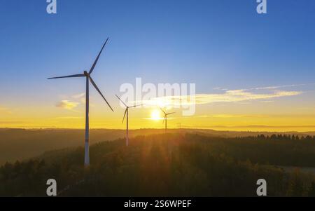 Paesaggio tranquillo con turbine eoliche e un'impressionante alba sulle colline, parco eolico, valle di Rems, Baden-Wuerttemberg, Germania, Europa Foto Stock