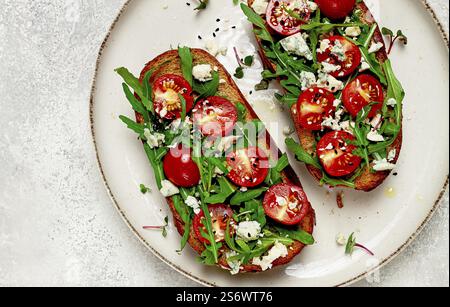 Panini alla rucola e pomodori ciliegini, formaggio con muffa, colazione, snack, fatti in casa Foto Stock