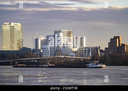 Edifici nel Media Harbour di Duesseldorf, sulla sinistra l'edificio Stadttor, Gehry Buildings, Neuer Zollhof e dietro di esso l'edificio per uffici RWI, cargo S Foto Stock
