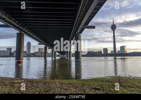 Rampe di ponte del Rheinknie Bridge sul Reno vicino a Duesseldorf, Rhine Tower, vista da Oberkassel, Renania settentrionale-Vestfalia, Germania, Europa Foto Stock