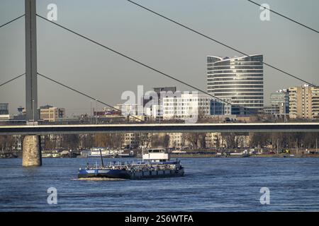 Ponte Oberkassler sul Reno vicino a Duesseldorf, edificio a Duesseldorf-Golzheim, blocco torre Sky Office, Renania settentrionale-Vestfalia, Germania, Europa Foto Stock