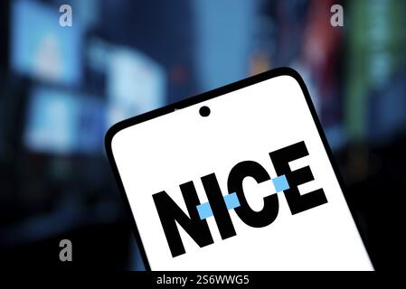 Sullo smartphone viene visualizzato un bel logo. Nice è un'azienda tecnologica israeliana Foto Stock