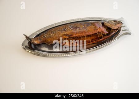 Pesce di salmone affumicato su vassoio metallico Foto Stock