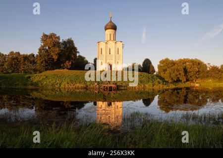 Vista della Chiesa medievale dell'Intercessione della Santa Vergine sul Nerl in una calda serata di settembre. Regione di Vladimir, Russia Foto Stock
