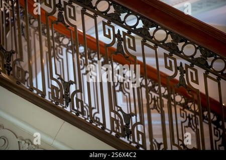 PORTLAND, OREGON - 4 LUGLIO 2023: Ricca scalinata di grandezza a Pittock Mansion, un castello storico in stile rinascimentale francese aperto al pubblico a Portland, Foto Stock