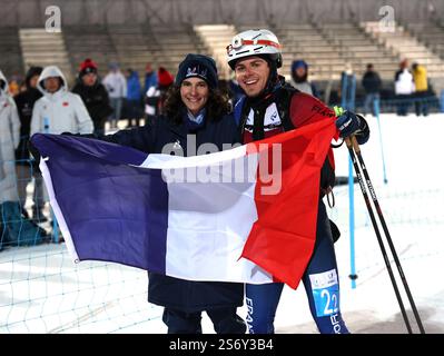 Sestriere, Italia. 17 gennaio 2025. Margot Ravinel/Pablo Giner (R), primo classificato della Francia, festeggiano dopo la finale a staffetta mista di Sci Alpinismo ai Giochi Mondiali invernali della FISU 2025 a Sestriere, Italia, 17 gennaio 2025. Crediti: Ding Xu/Xinhua/Alamy Live News Foto Stock