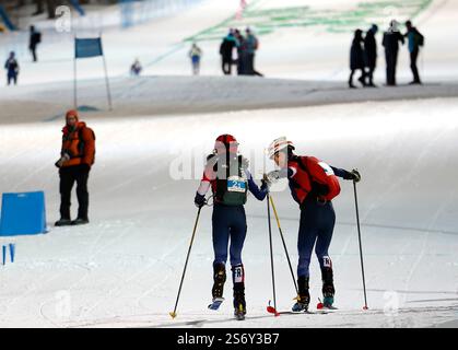 Sestriere, Italia. 17 gennaio 2025. Margot Ravinel/Pablo Giner (R) di Francia gareggiano durante la finale a staffetta mista di Sci Alpinismo ai Giochi Mondiali invernali della FISU 2025 a Sestriere, Italia, 17 gennaio 2025. Crediti: Ding Xu/Xinhua/Alamy Live News Foto Stock