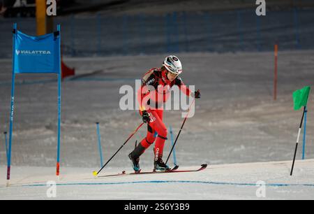 Sestriere, Italia. 17 gennaio 2025. Maria Ordonez Cobacho di Spagna gareggia durante la finale a staffetta mista di Sci Alpinismo ai Giochi Mondiali invernali della FISU 2025 a Sestriere, Italia, 17 gennaio 2025. Crediti: Ding Xu/Xinhua/Alamy Live News Foto Stock