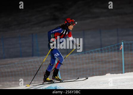 Sestriere, Italia. 17 gennaio 2025. Margot Ravinel di Francia gareggia durante la finale a staffetta mista di Sci Alpinismo ai Giochi Mondiali invernali della FISU 2025 a Sestriere, Italia, 17 gennaio 2025. Crediti: Ding Xu/Xinhua/Alamy Live News Foto Stock