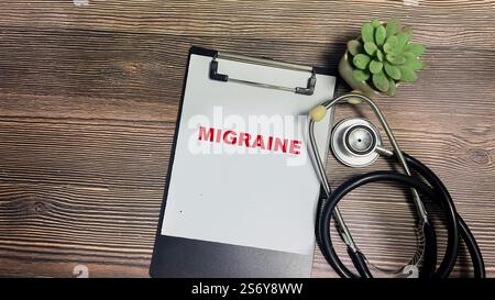 Concetto di emicrania scrivere su documenti cartacei isolati su un tavolo di legno. Foto Stock