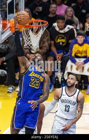 Los Angeles, Stati Uniti. 17 gennaio 2025. LeBron James (L) dei Los Angeles Lakers va al basket durante la partita di regular season NBA 2024-2025 tra Los Angeles Lakers e Brooklyn Nets a Los Angeles, negli Stati Uniti, 17 gennaio 2025. Crediti: Ringo Chiu/Xinhua/Alamy Live News Foto Stock