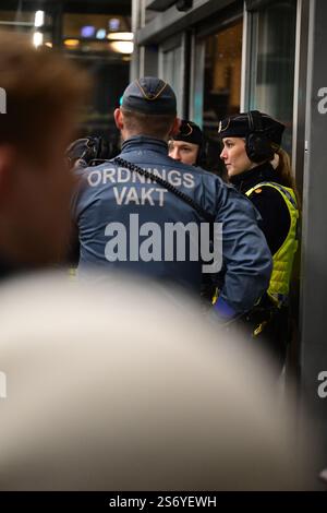 Stoccolma, Uppland, Svezia. 1° gennaio 2025. Polizia e guardie di sicurezza in metropolitana durante la vigilia di Capodanno. Foto Stock
