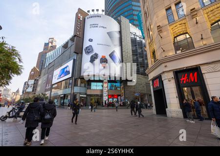 Shanghai, Cina. 7 gennaio 2025. Vista panoramica della strada pedonale Nanjing Road nel centro della città Foto Stock