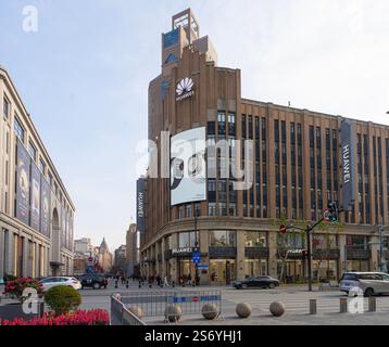 Shanghai, Cina. 7 gennaio 2025. Vista panoramica della strada pedonale Nanjing Road nel centro della città Foto Stock