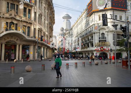Shanghai, Cina. 7 gennaio 2025. Vista panoramica della strada pedonale Nanjing Road nel centro della città Foto Stock