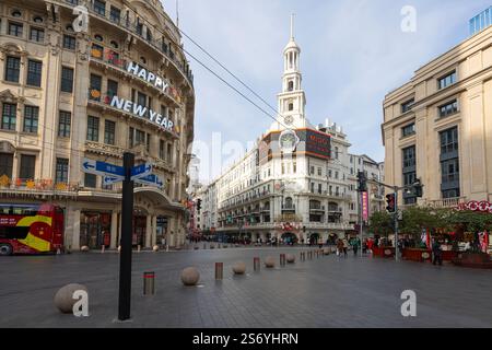 Shanghai, Cina. 7 gennaio 2025. Vista panoramica della strada pedonale Nanjing Road nel centro della città Foto Stock
