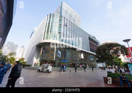 Shanghai, Cina. 7 gennaio 2025. Vista panoramica della strada pedonale Nanjing Road nel centro della città Foto Stock