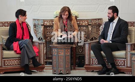 Questa foto pubblicata dalla siriana Arab News Agency sana mostra l'incontro del nuovo leader siriano Ahmed al-Sharaa (R) con il capo della gestione delle crisi dell'UE Hadja Lahbib a Damasco, in Siria, il 17 gennaio 2025. Venerdì, il capo dell'UE per la gestione delle crisi Hadja Lahbib ha annunciato un pacchetto di aiuti da 235 milioni di euro per la Siria e i paesi vicini durante una visita nel paese dilaniato dalla guerra. Foto di sana/UPI. Crediti: UPI/Alamy Live News Foto Stock