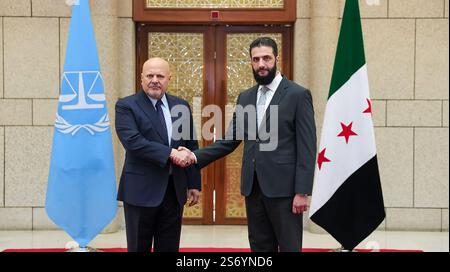 Questa foto pubblicata dall'Agenzia di stampa araba siriana sana mostra l'incontro del nuovo leader siriano Ahmed al-Sharaa (R) con il procuratore della Corte penale internazionale (ICC) Karim Ahmad Khan a Damasco in Siria, il 17 gennaio 2025. Foto di sana/UPI. Crediti: UPI/Alamy Live News Foto Stock