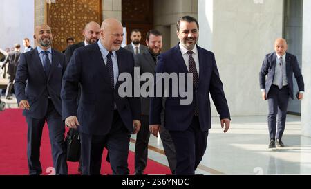 Questa foto pubblicata dalla siriana Arab News Agency sana mostra il ministro degli Esteri ad interim della Siria Asaad al-Shaibani (R) che riceve il procuratore della Corte penale internazionale (ICC) Karim Ahmad Khan (L) a Damasco, venerdì 17 gennaio 2025. Foto di sana/UPI. Crediti: UPI/Alamy Live News Foto Stock