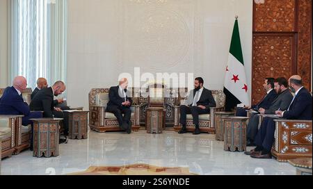 Questa foto pubblicata dalla siriana Arab News Agency sana mostra l'incontro del nuovo leader siriano Ahmed al-Sharaa (C-R) con il procuratore della Corte penale internazionale (ICC) Karim Ahmad Khan (C-L) a Damasco il 17 gennaio 2025. Foto di sana/UPI. Crediti: UPI/Alamy Live News Foto Stock