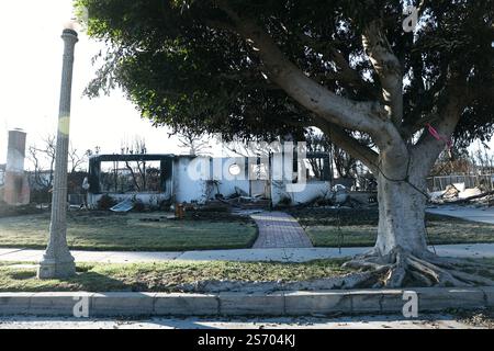 Los Angeles, Stati Uniti. 16 gennaio 2025. Edificio distrutto dall'incendio di Palisades. Aree disastrate nel quartiere Pacific Palisades dopo l'incendio scoppiato nelle montagne di Santa Monica a Los Angeles il 7 gennaio, il 16 gennaio 2025 a Los Angeles. Foto di Christophe Michel/ABACAPRESS. COM credito: Abaca Press/Alamy Live News Foto Stock