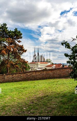 Parco intorno al castello di Spilberk (o Spielberg, in tedesco), con la cattedrale di San Pietro e San Paolo sullo sfondo, a Brno, Moravia, Cechia Foto Stock
