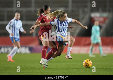 REGNO UNITO. 17 gennaio 2025. Liverpool FC vs Brighton FC Barclays Womens Super League Totally Wicked Stadium. St Helens INGHILTERRA - 17 gennaio 2025 Poppy Pattinson di Brighton durante la partita Barclays Womens Super League tra Liverpool FC e Brighton FC allo Stadio Totally Wicked. Il 17 gennaio 2025 a St Helens.Inghilterra. ( Credito: ALAN EDWARDS/Alamy Live News Foto Stock