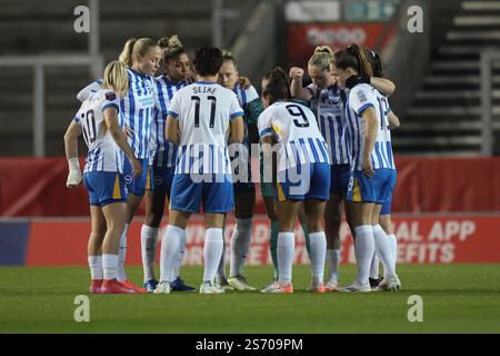 REGNO UNITO. 17 gennaio 2025. Liverpool FC vs Brighton FC Barclays Womens Super League Totally Wicked Stadium. St Helens INGHILTERRA - 17 gennaio 2025 la squadra di Brighton si riunisce durante la partita Barclays Womens Super League tra Liverpool FC e Brighton FC allo Stadio Totally Wicked. Il 17 gennaio 2025 a St Helens.Inghilterra. ( Credito: ALAN EDWARDS/Alamy Live News Foto Stock