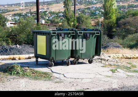 Contenitori per rifiuti posizionati lungo una strada nell'ambiente urbano Foto Stock