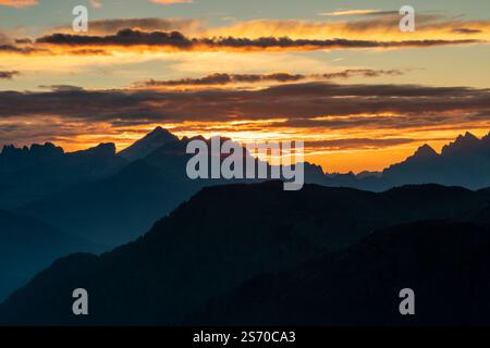 Tramonto mozzafiato sulle Alpi italiane Foto Stock