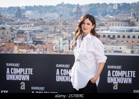 Roma, Italia. 17 gennaio 2025. Monica Barbaro partecipa a una chiamata fotografica "A complete Unknown" all'Hotel De la Ville di Roma. Credito: SOPA Images Limited/Alamy Live News Foto Stock