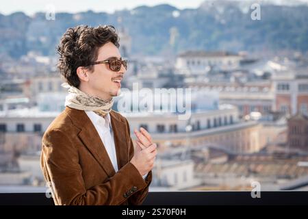 Roma, Italia. 17 gennaio 2025. Timothée Chalamet partecipa a una chiamata fotografica "A complete Unknown" all'Hotel De la Ville di Roma. Credito: SOPA Images Limited/Alamy Live News Foto Stock