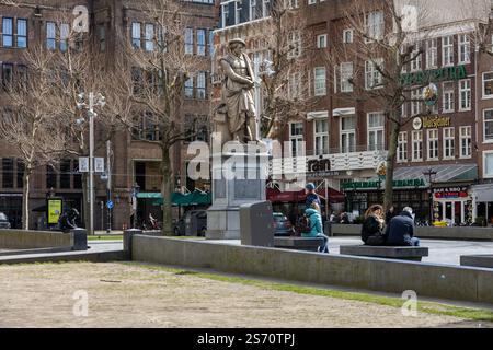 Statua di Rembrandt a Rembrandtplein, Rembrandtplein è una piazza principale nel centro di Amsterdam, Paesi Bassi. 27 marzo 2023. Foto Stock