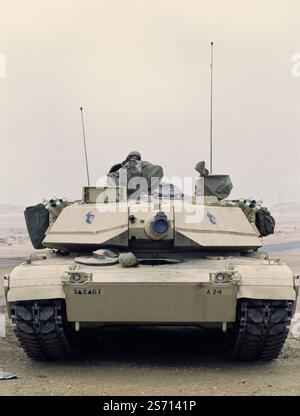 Prima guerra del Golfo: 23 marzo 1991 Un carro armato M1A1 Abrams dell'esercito statunitense parcheggiato appena fuori dall'autostrada principale nel nord del Kuwait. Foto Stock