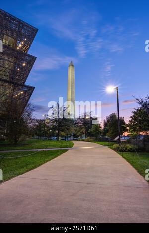 Il famoso Monumento a Washington al crepuscolo con la facciata del Museo Nazionale di storia e cultura afroamericana Foto Stock