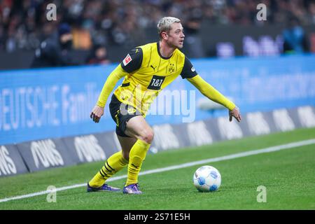 Francoforte, Germania. 17 gennaio 2025. 17.01.2025, 1. Bundesliga, 18 anni. Spieltag, Eintracht Frankfurt - Borussia Dortmund, Julian Ryerson (Borussia Dortmund), foto: Dennis Ewert/RHR-FOTO/dpa/Alamy Live News Foto Stock