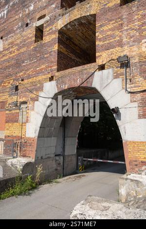 Un ingresso nel cortile interno della sala congressi del partito nazista, Norimberga, Germania. Foto Stock