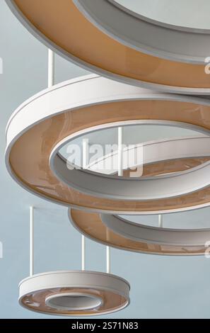 Bangkok, Thailandia - 18 gennaio 2025 - architettura e design degli interni con luci rotonde sul soffitto. Le lampade arrotondate per montaggio a soffitto sono dotate DELLE moderne LAMPADE LE Foto Stock
