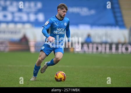 Peterborough, Regno Unito. 18 gennaio 2025. Cian Hayes (18 Peterborough United) controlla la palla durante la partita di Sky Bet League 1 tra Peterborough e Leyton Orient a London Road, Peterborough, venerdì 17 gennaio 2025. (Foto: Kevin Hodgson | mi News) crediti: MI News & Sport /Alamy Live News Foto Stock