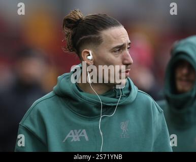 Brentford, Regno Unito. 18 gennaio 2025. Il Kostas Tsimikas del Liverpool arriva per la partita di Premier League tra Brentford e Liverpool al Gtech Community Stadium di Brentford sabato 18 gennaio 2025. (Foto: Jade Cahalan | mi News) crediti: MI News & Sport /Alamy Live News Foto Stock