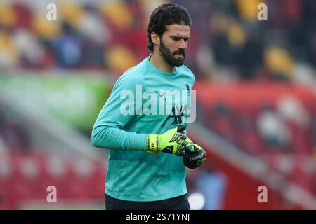 Brentford, Regno Unito. 18 gennaio 2025. Alisson Becker del Liverpool si prepara per la partita di Premier League tra Brentford e Liverpool al Gtech Community Stadium di Brentford, sabato 18 gennaio 2025. (Foto: Jade Cahalan | mi News) crediti: MI News & Sport /Alamy Live News Foto Stock